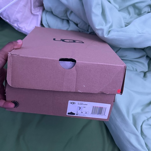 UGGS SIZE 7 only wore a few times don’t like how they look. - Picture 2 of 5